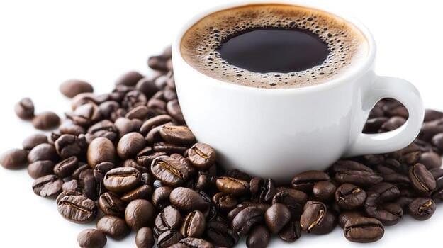 Taza de café recién preparado rodeada de granos de café